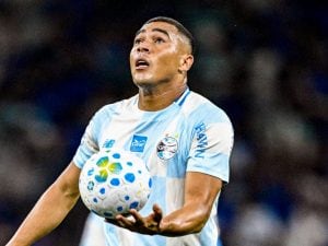 L’ex Napoli Vinicius sbaglia tre rigori in 6 minuti, disastro in Copa Sudamericana