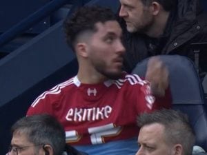 Cherki indossa la maglia del Liverpool in panchina, ma viene rimproverato dal Manchester City