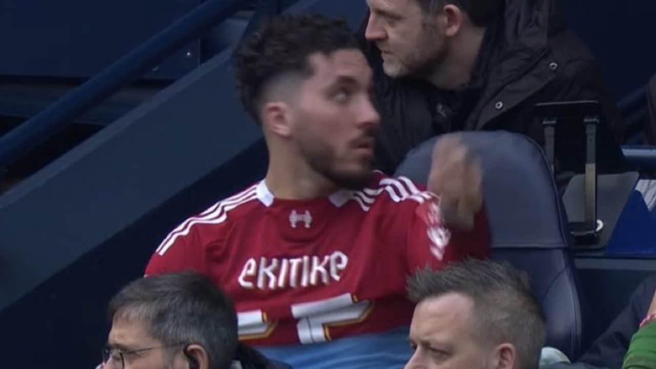 Cherki indossa la maglia del Liverpool in panchina, ma viene rimproverato dal Manchester City