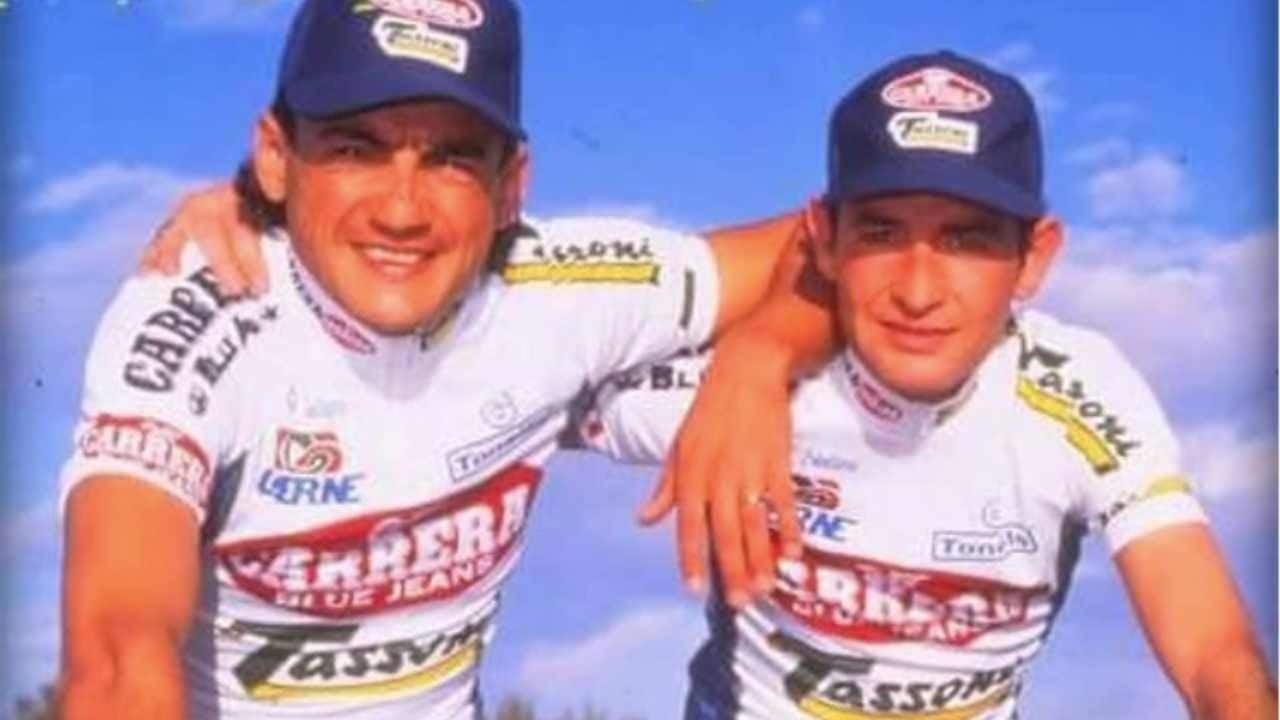 Chiappucci e Pantani insieme alla Carrera. Il Diablo e il Pirata avevano 7 anni di differenza, Pogacar e Seixas 8
