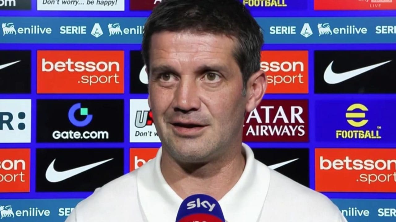 Chivu: "I calciatori dell'Inter hanno sempre la testa sul telefono. La chiamo generazione a una mano"