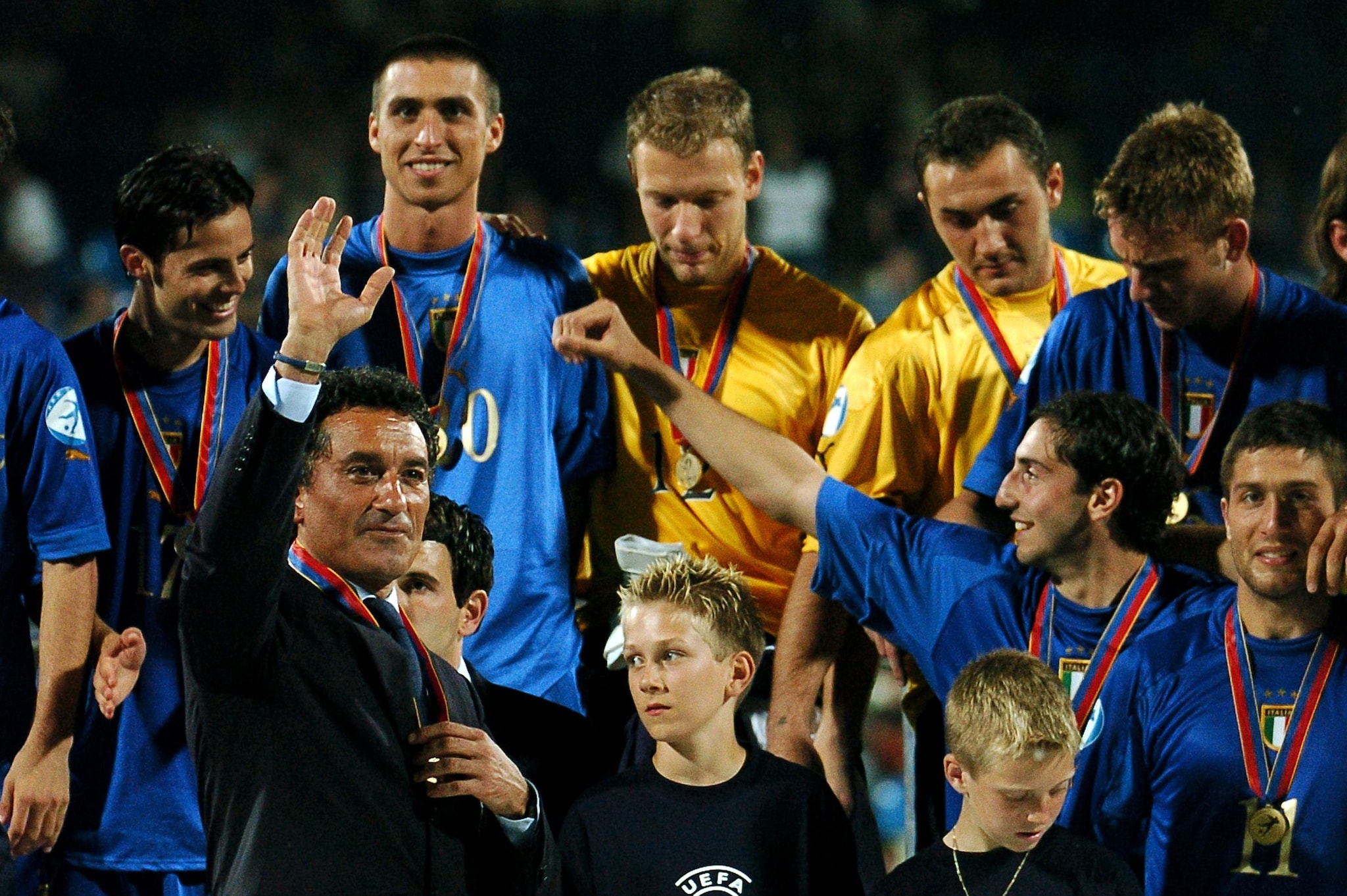 Gentile festeggia insieme alla squadra la conquista del titolo continentale.