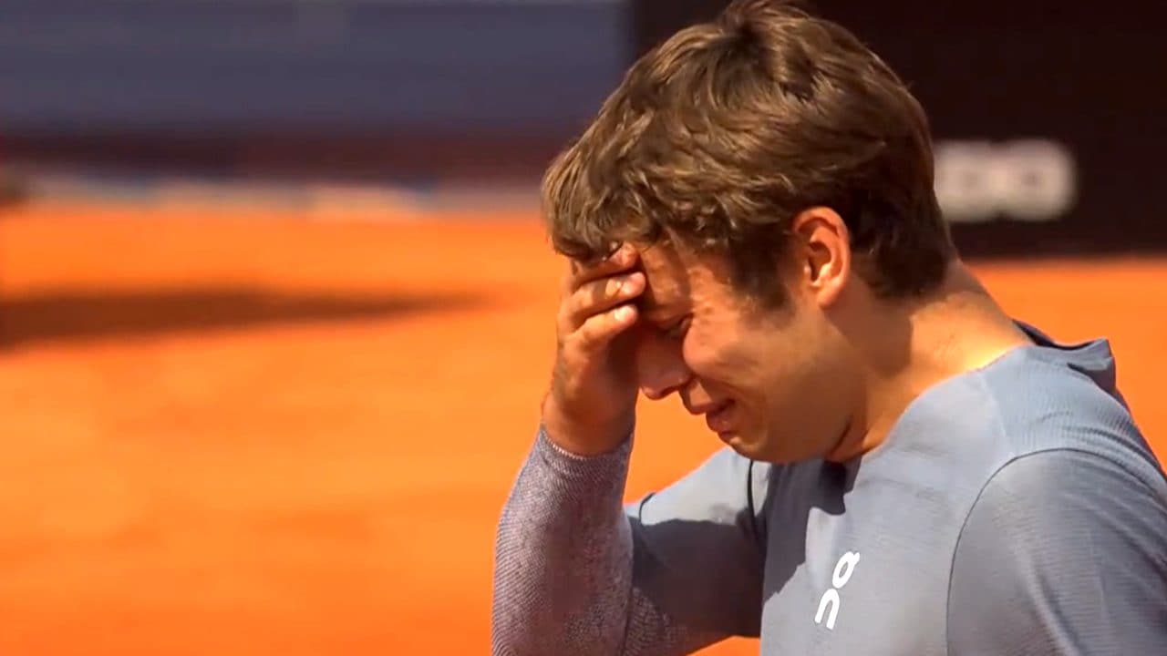 Cobolli batte Zverev e vola in finale a Monaco, poi le lacrime per il piccolo Mattia: "E' per lui"