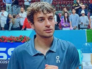 Cobolli batte Medvedev e poi dà spettacolo nell’intervista: “Allora? Bene l’inglese no?”