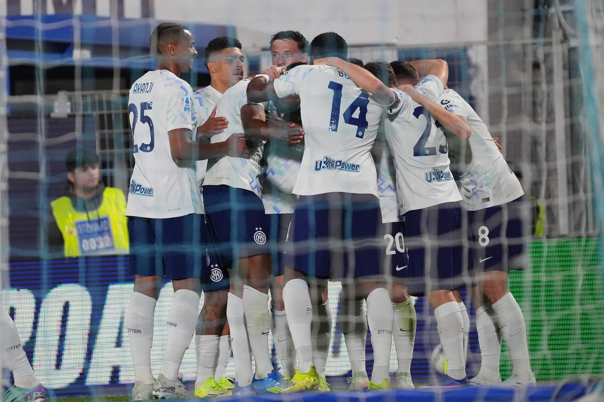 I calciatori dell’Inter celebrano uno dei gol realizzati al Como.