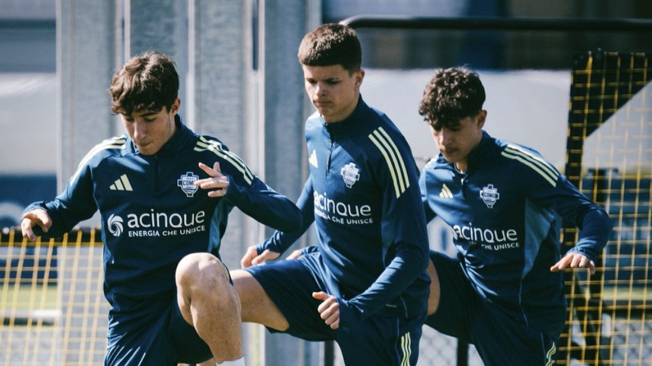 Il Como aggiunge 4 calciatori italiani alla rosa di Fabregas nei giorni del fallimento azzurro