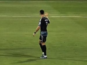 Cristiano Ronaldo infastidito dai cori su Messi, risponde con un gesto: mostra il numero tre