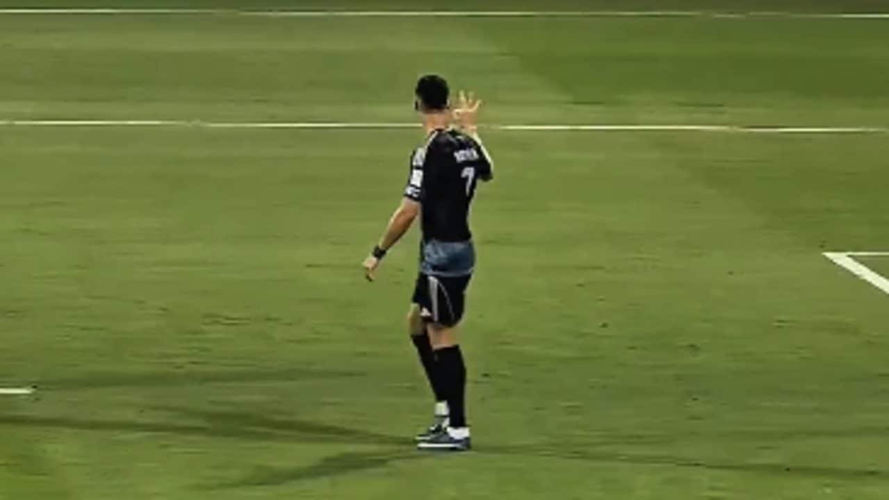 Cristiano Ronaldo infastidito dai cori su Messi, risponde con un gesto: mostra il numero tre