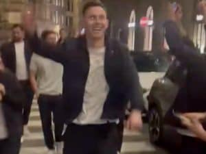 Il Crystal Palace fa festa di notte a Firenze dopo la vittoria: calciatori ripresi in giro per la città