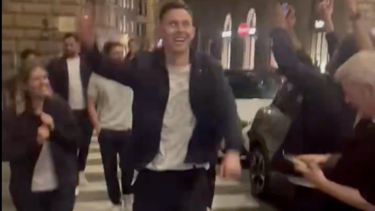 Il Crystal Palace fa festa di notte a Firenze dopo la vittoria: calciatori ripresi in giro per la città