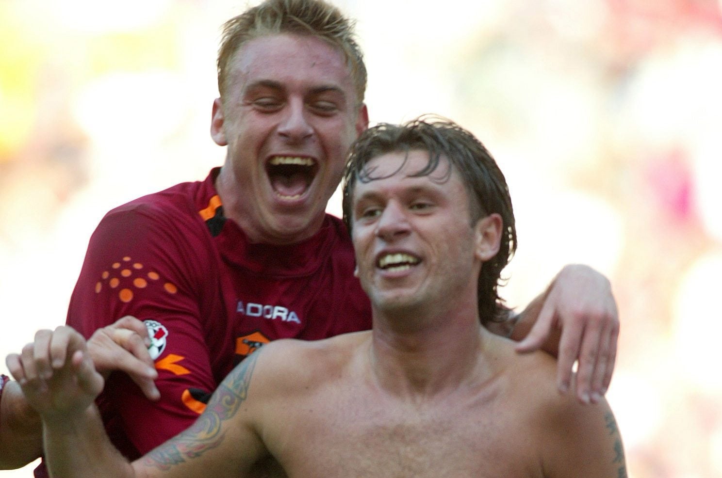 De Rossi e Cassano, poco più che ventenni, festeggiano un gol del barese in un Roma–Parma del 2003