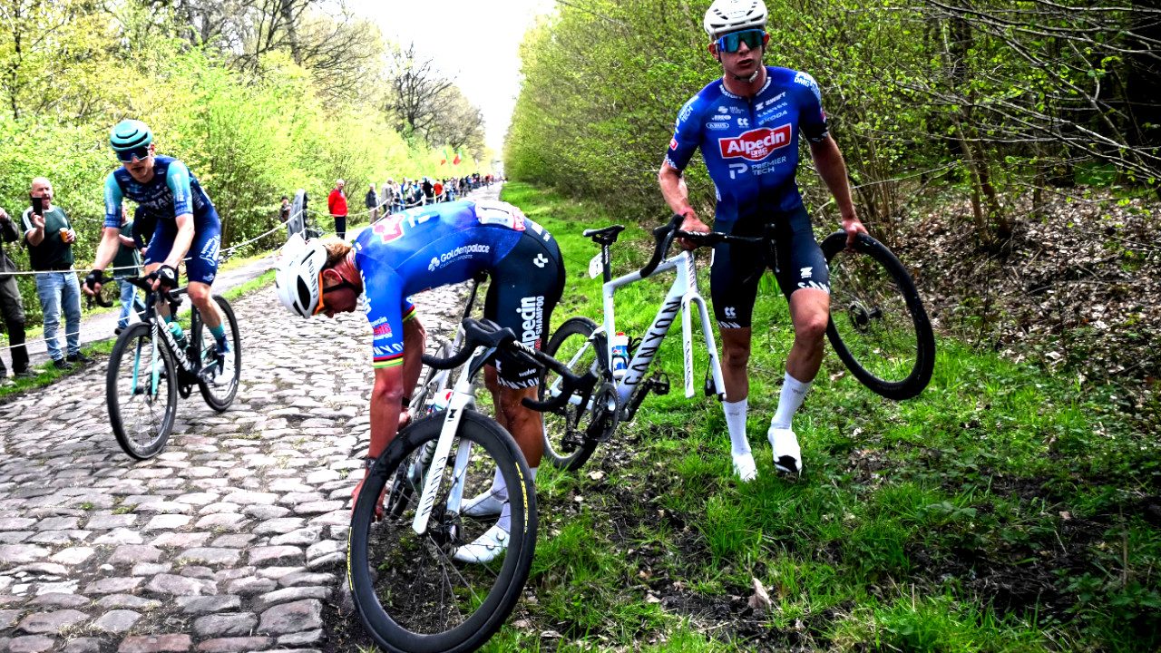 Parigi-Roubaix, van der Poel non può usare la bici di Philipsen: è la fine di un'era nel ciclismo