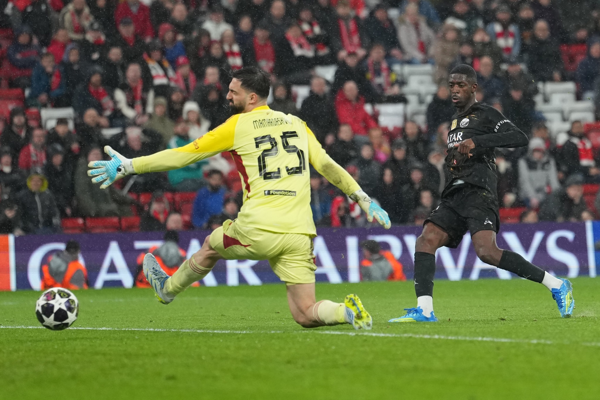 Ousmane Dembélé ha realizzato una doppietta in Liverpool–PSG 0–2.