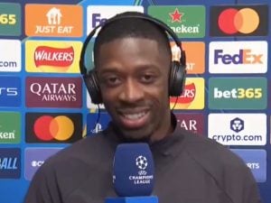 Dembélé schietto durante l’intervista post Champions: “Thierry, aiutami. Il mio inglese è pessimo”