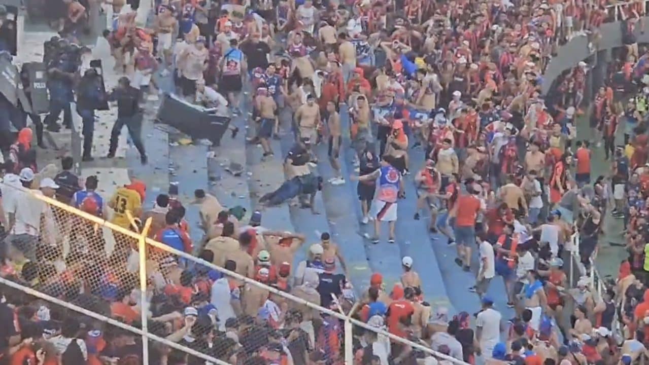Scontri violenti durante Olimpia-Cerro Porteño, derby sospeso: ferita anche una donna incinta
