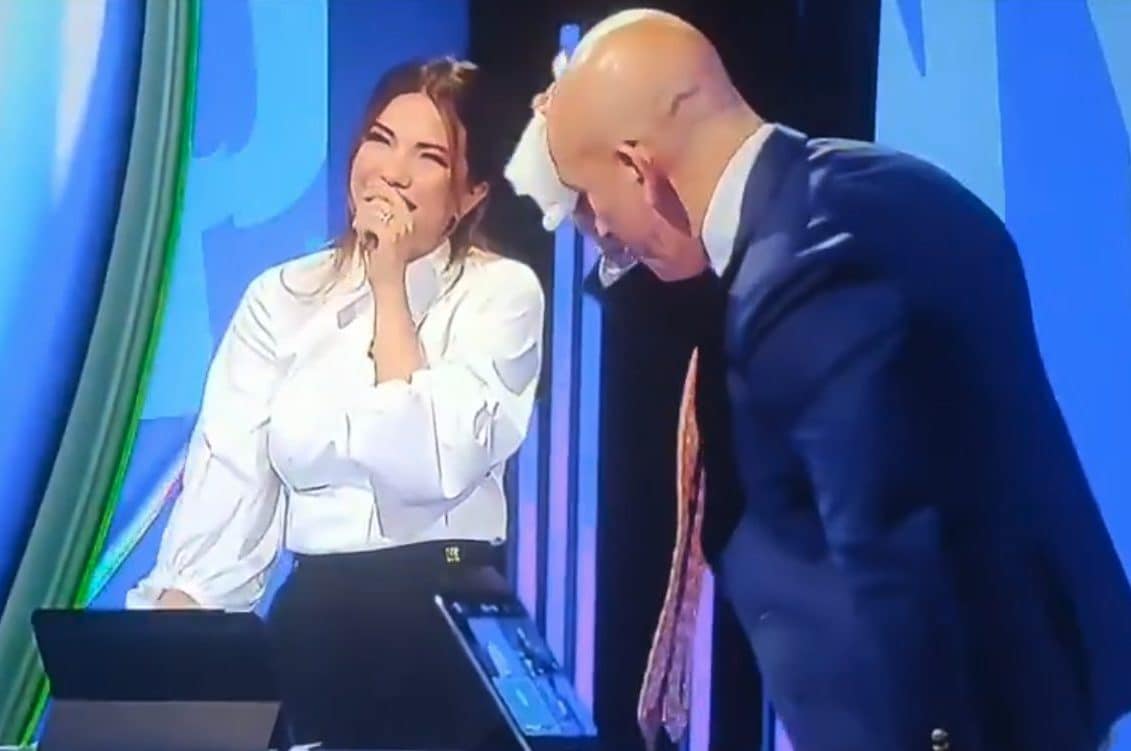 Paolo Di Canio col fazzolletto datogli da Fabio Capello per pulirsi il sangue (che non c’è)