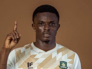 Dominic Frimpong è morto a 20 anni dopo un attacco armato al pullman su cui viaggiava con la squadra