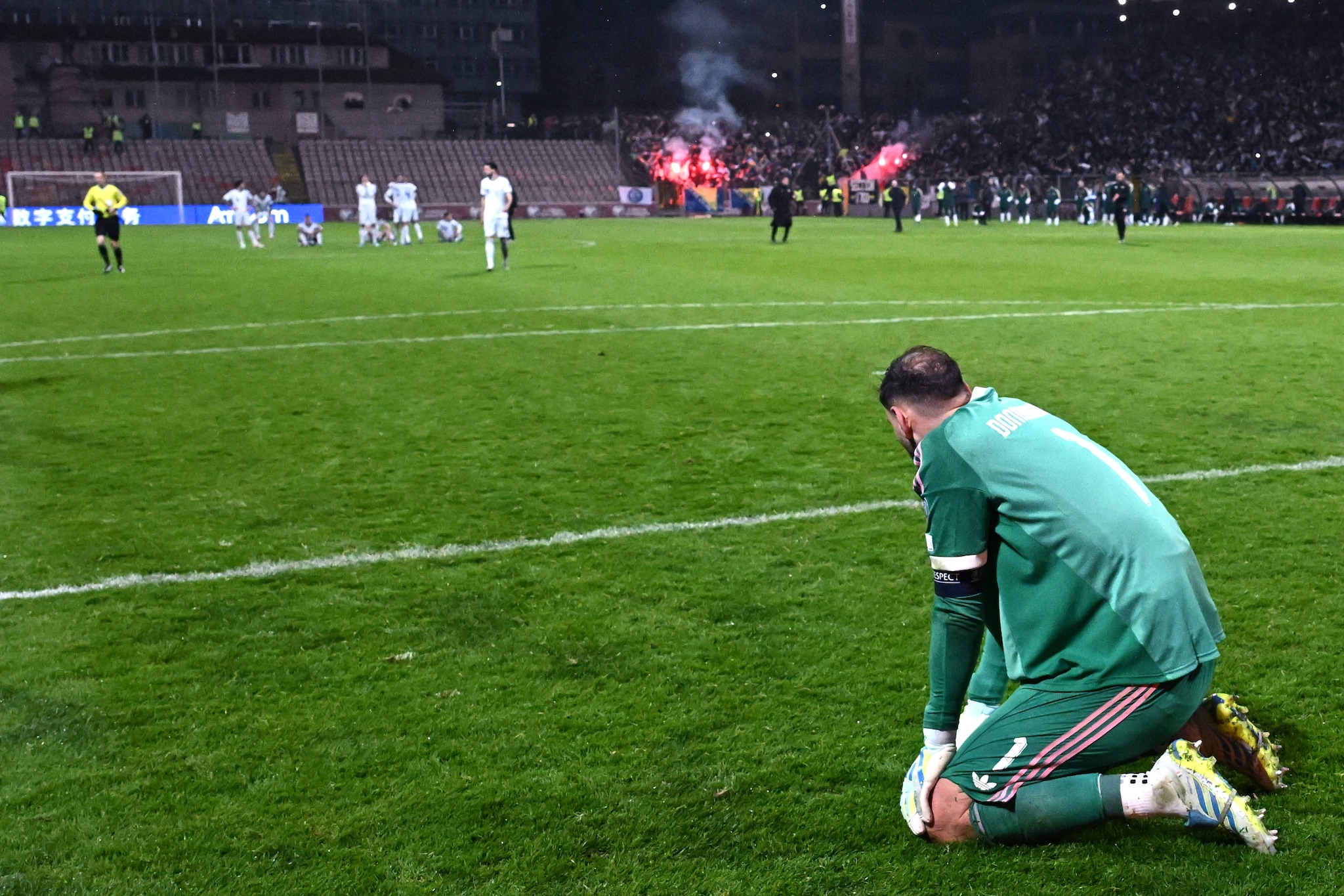 Gigi Donnarumma in ginocchio al termine di Bosnia–Italia, che ci ha condannato all’ennesima esclusione dai Mondiali di calcio
