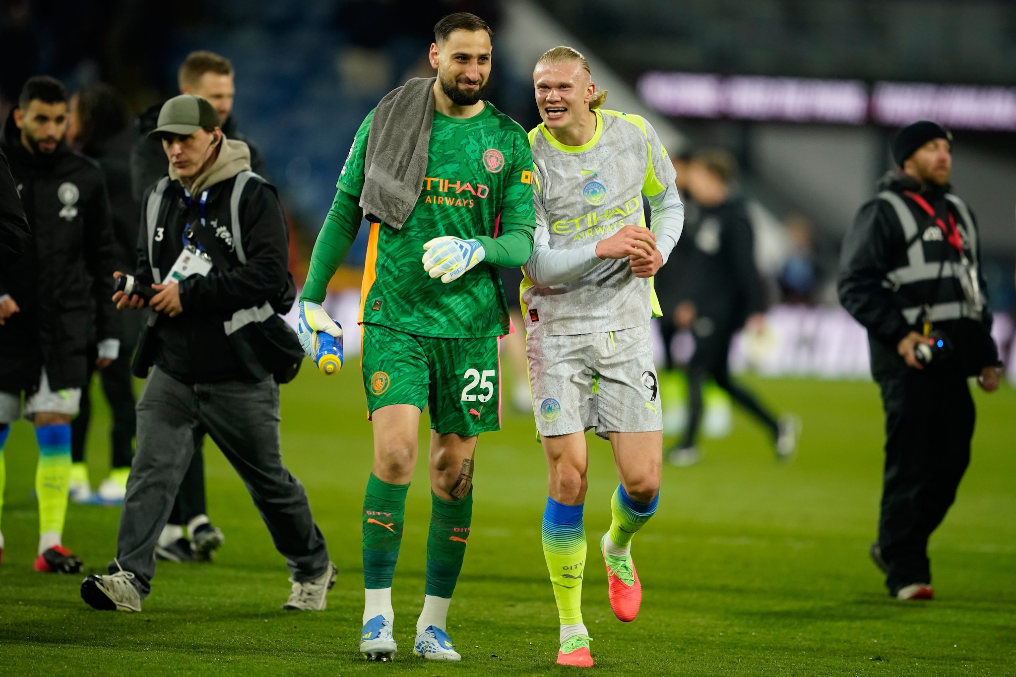 Donnarumma e Haaland raggianti escono dal campo di Burnley.
