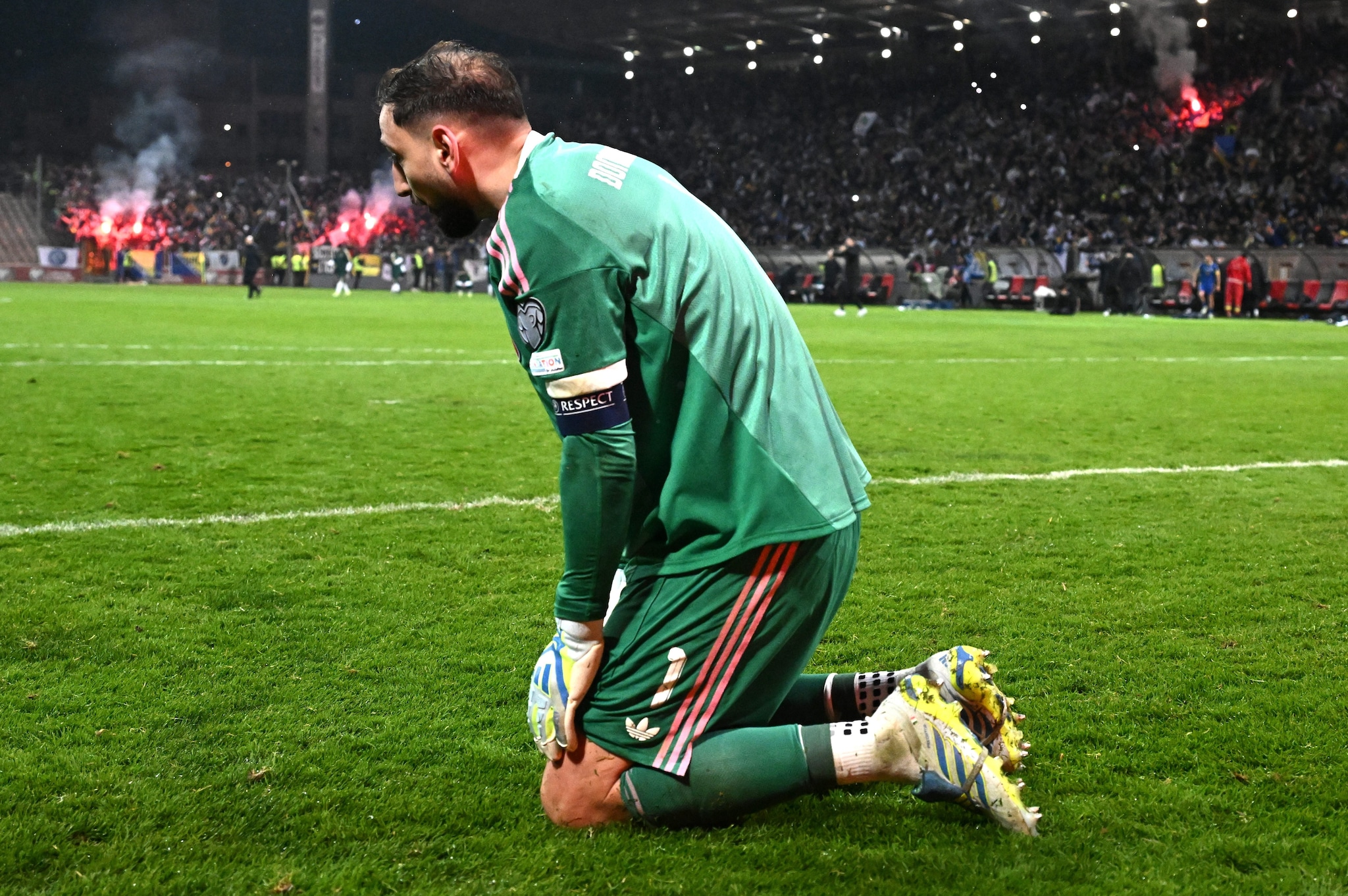 Gigio Donnarumma in ginocchio è l’immagine del calcio italiano: terzo Mondiale di fila bucato