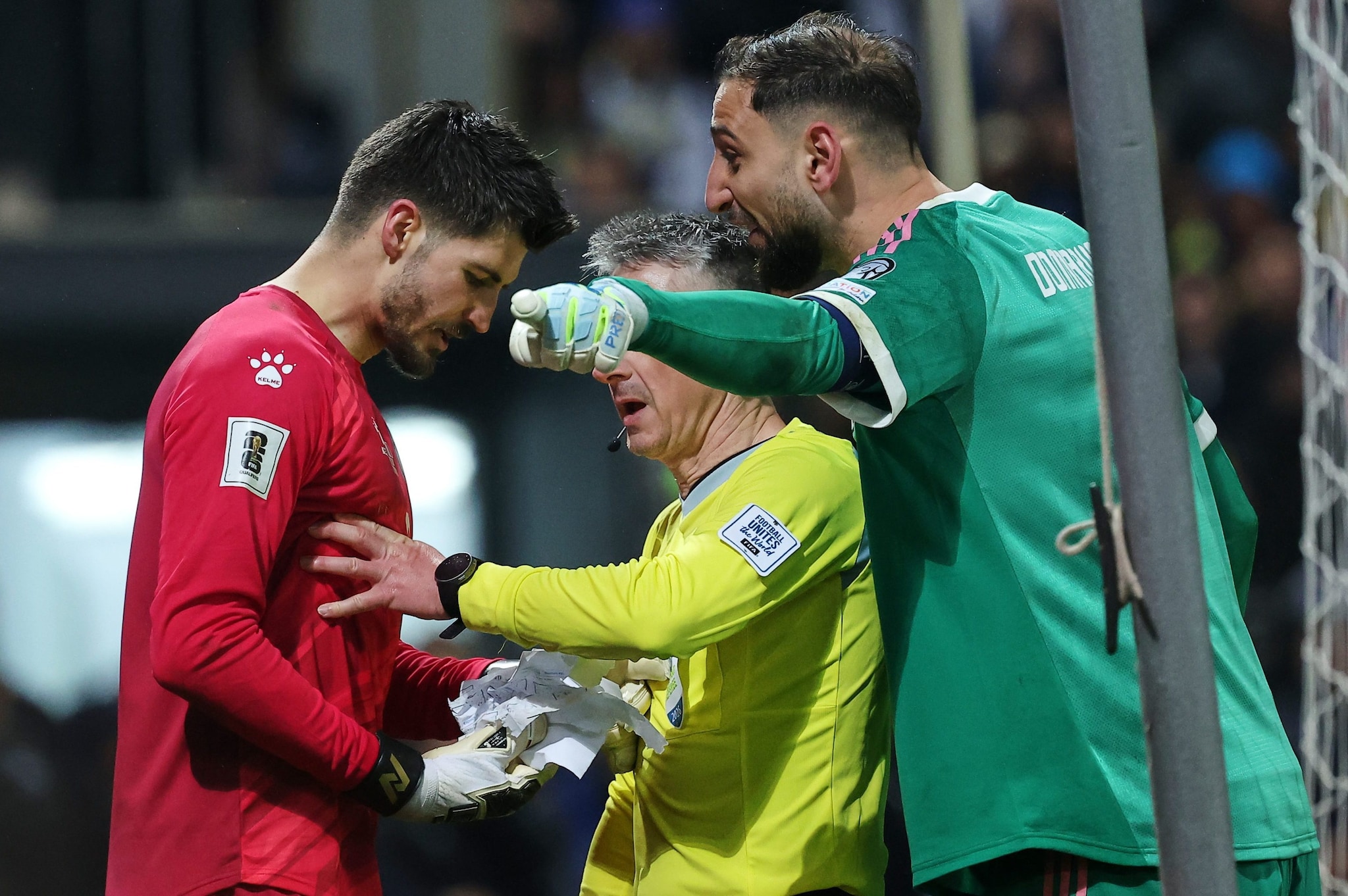 Gigio Donnarumma furioso con Nikola Vasilj, che a sua volta mostra all’arbitro il suo foglio stracciato