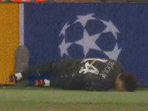 L’infortunio assurdo di Doué durante Liverpool-PSG: finisce contro un microfono e si male al ginocchio