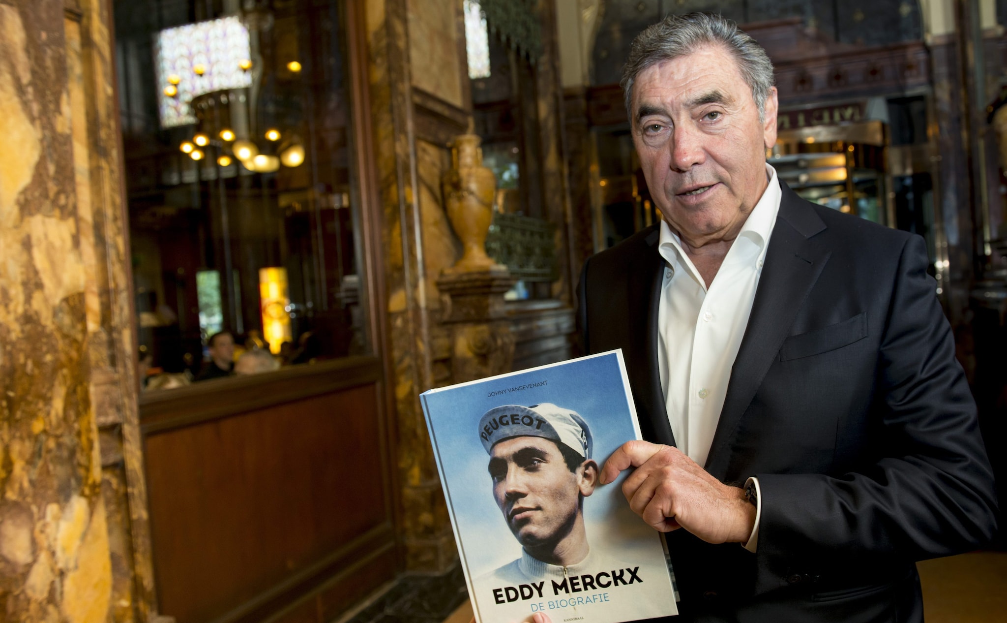 Eddy Merckx, 81enne, operato per la 7ª volta in 2 anni: non guarisce l'infezione all'anca