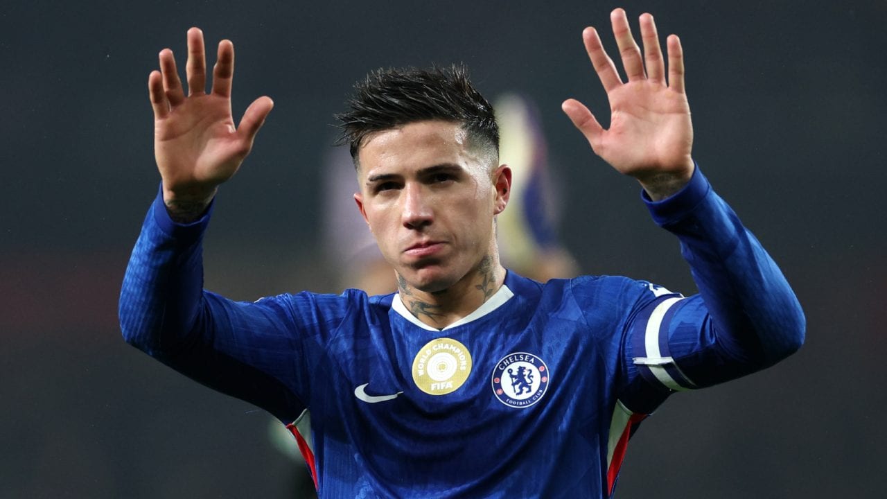 Il Chelsea mette fuori squadra Enzo Fernandez, il tecnico Rosenior durissimo: "Superato il limite"