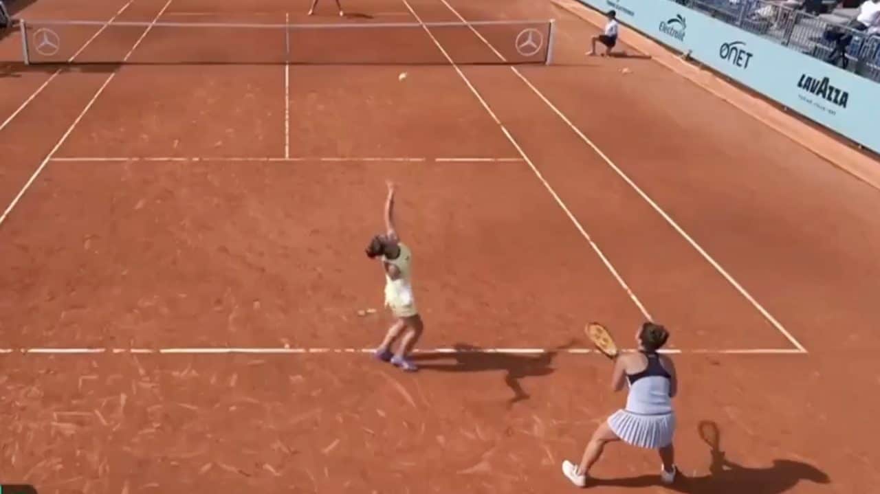 Errani e Paolini si mettono dalla stessa parte del campo: la strana tattica nel doppio di Madrid