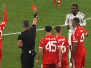 L’espulsione di Camavinga cambia Bayern-Real: dubbi per la reazione dell’arbitro Vincic dopo il giallo