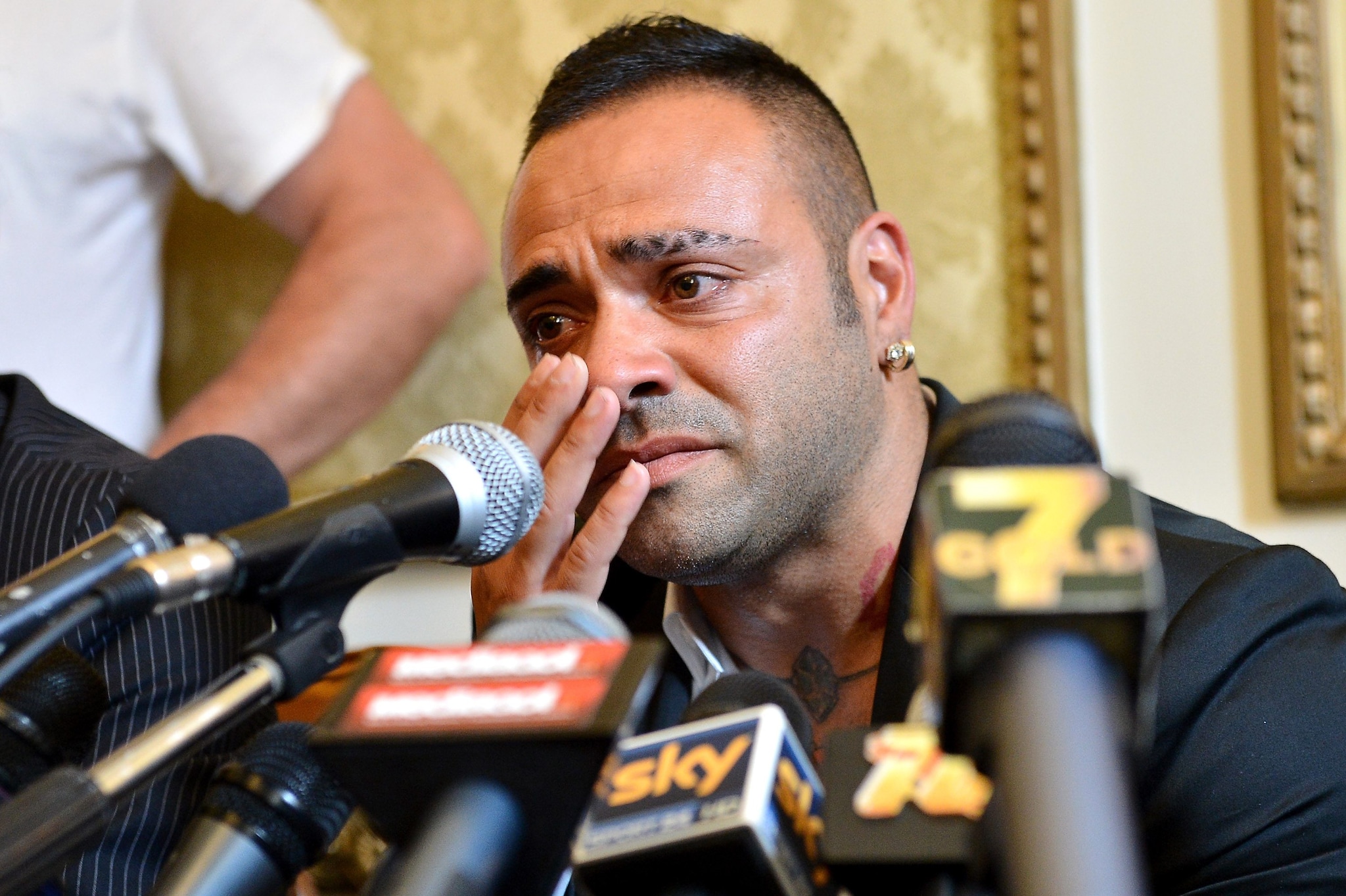 Fabrizio Miccoli in lacrime durante la conferenza stampa del giugno 2013, quando esplose la vicenda