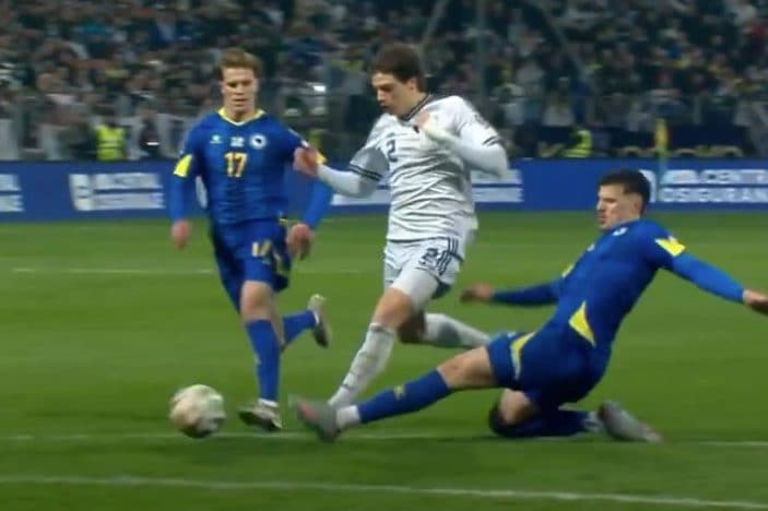 L’intervento chiaramente falloso di Muharemovic su Palestra durante Bosnia–Italia