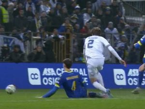 Niente espulsione su Palestra in Bosnia-Italia, cosa hanno visto arbitro e VAR: manca il terzo criterio