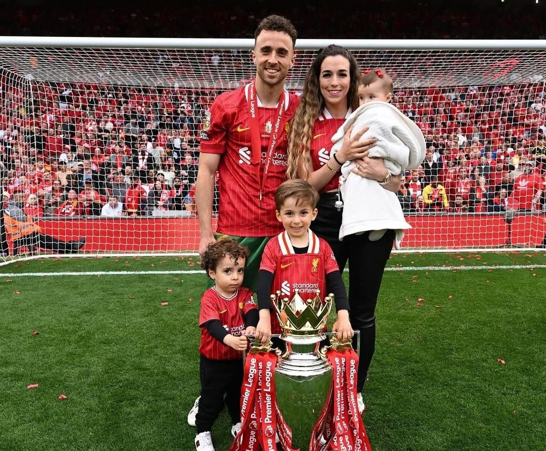 Diogo Jota con la moglie Rute e i tre figli: una famiglia felice