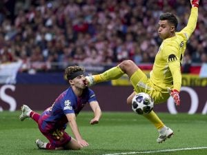 Juan Musso colpisce Fermin Lopez con un calcio in faccia durante Atletico Madrid-Barcellona
