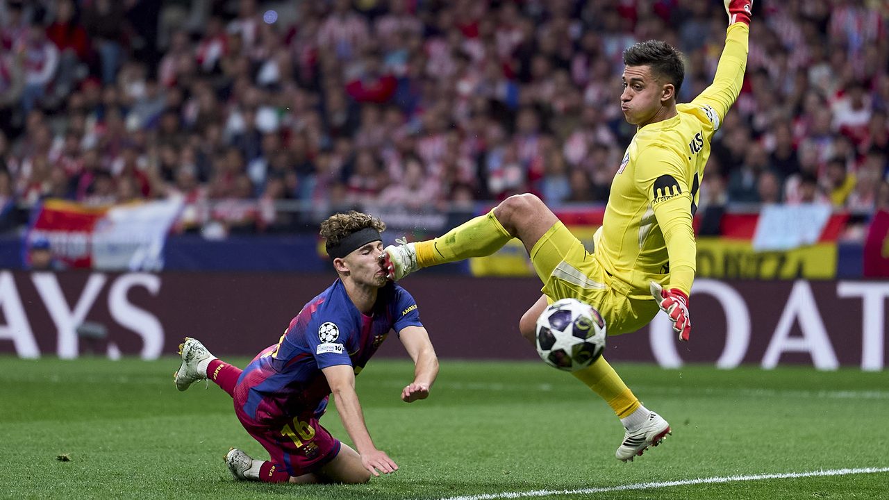 Juan Musso colpisce Fermin Lopez con un calcio in faccia durante Atletico Madrid-Barcellona