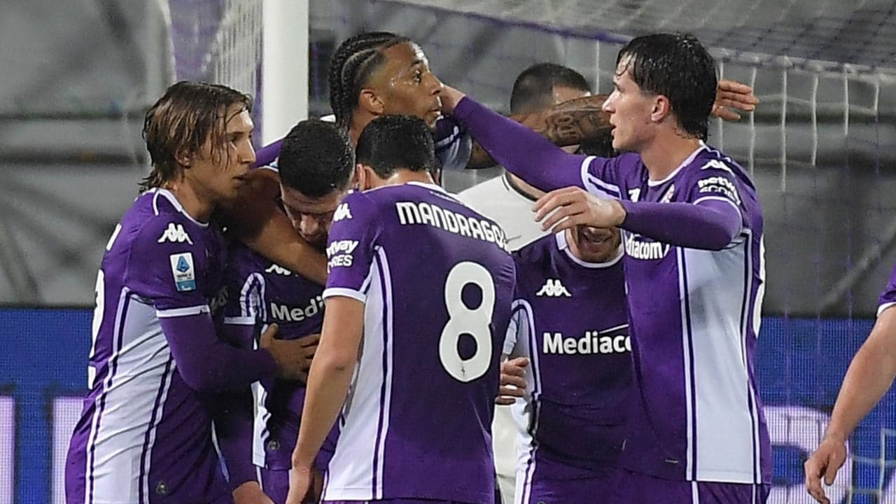 La Fiorentina batte la Lazio e allontana l'incubo retrocessione: partita decisa dal gol di Gosens