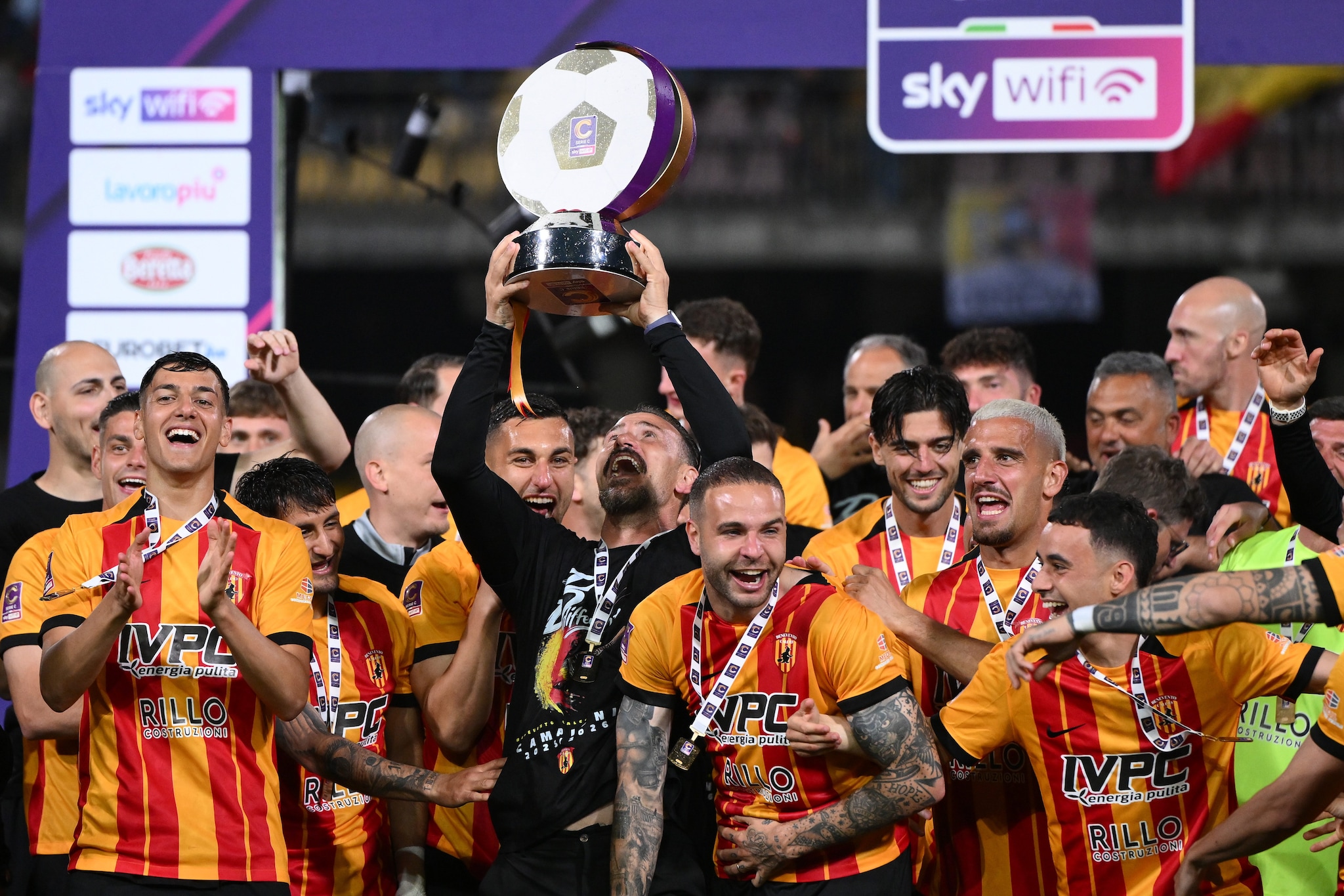 Floro Flores alza al cielo la coppa della Serie C.