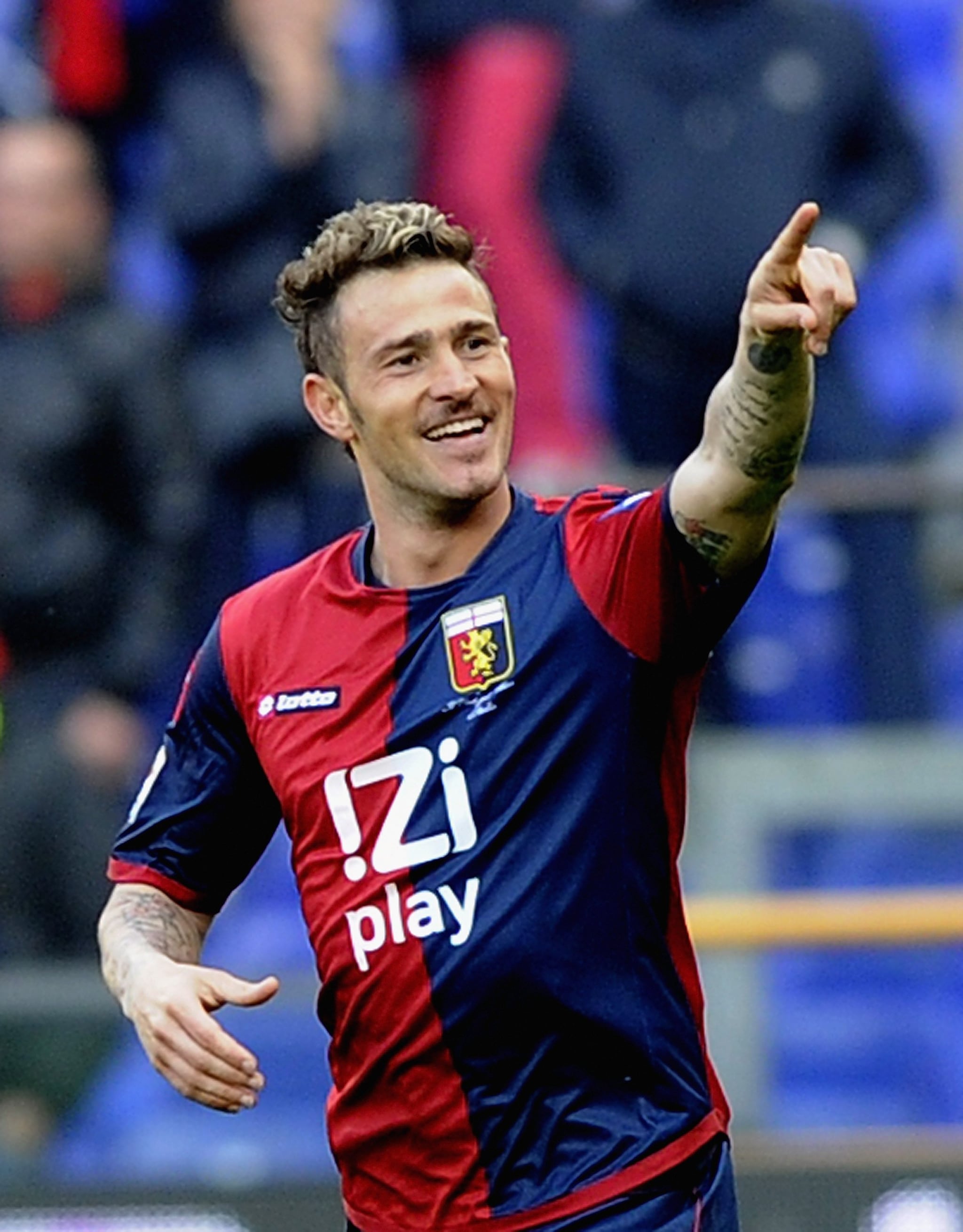 Floro Flores esulta con la maglia del Genoa.