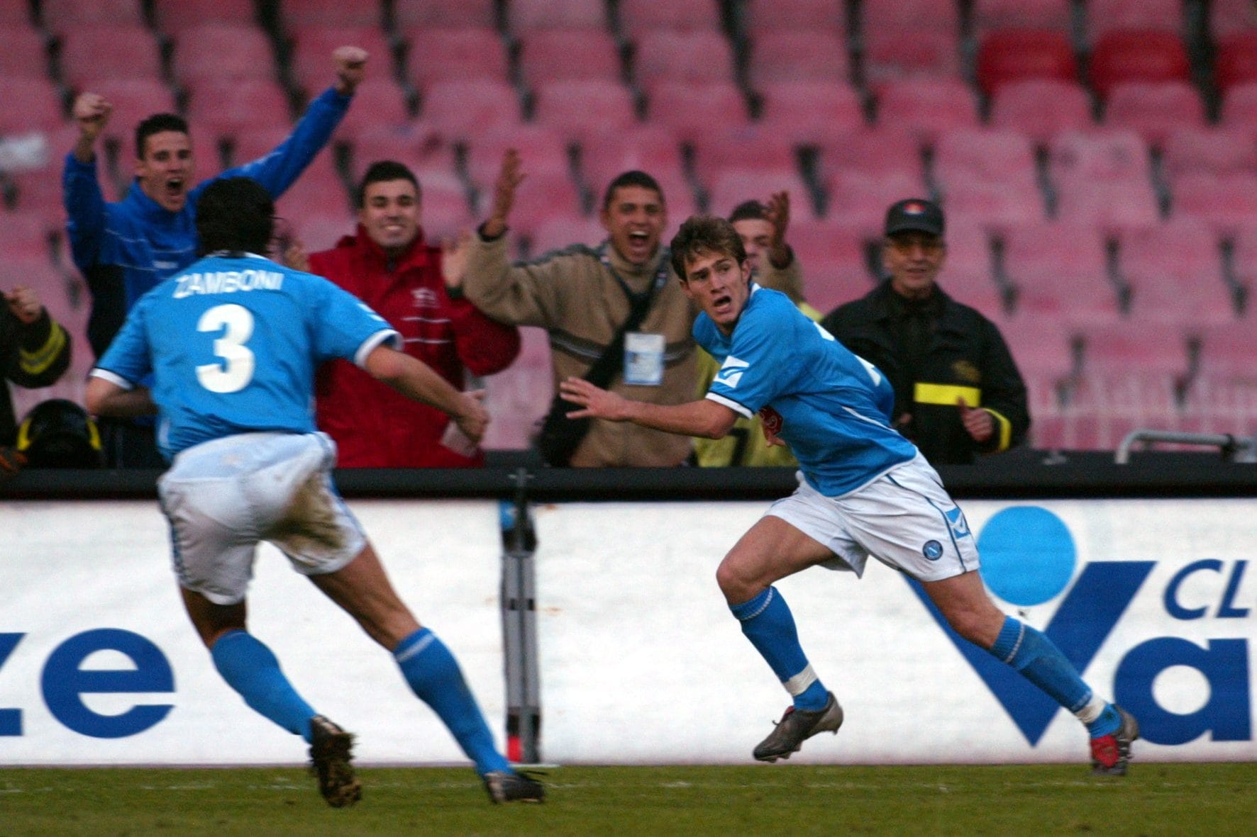 Floro Flores esulta dopo una rete segnata con il Napoli.