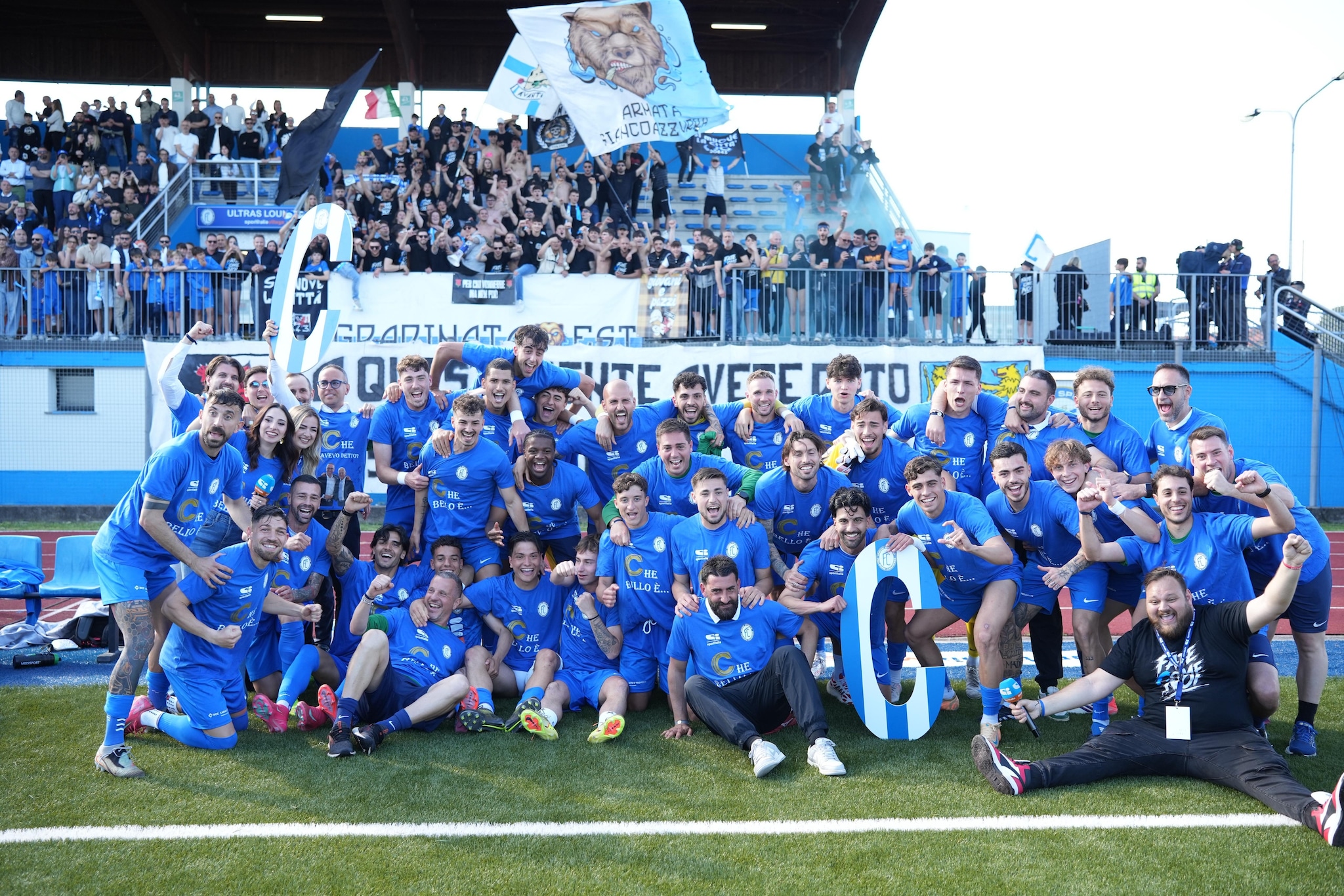 La festa della squadra dopo la vittoria del campionato. (Foto Ufficio Stampa Folgore Caratese)