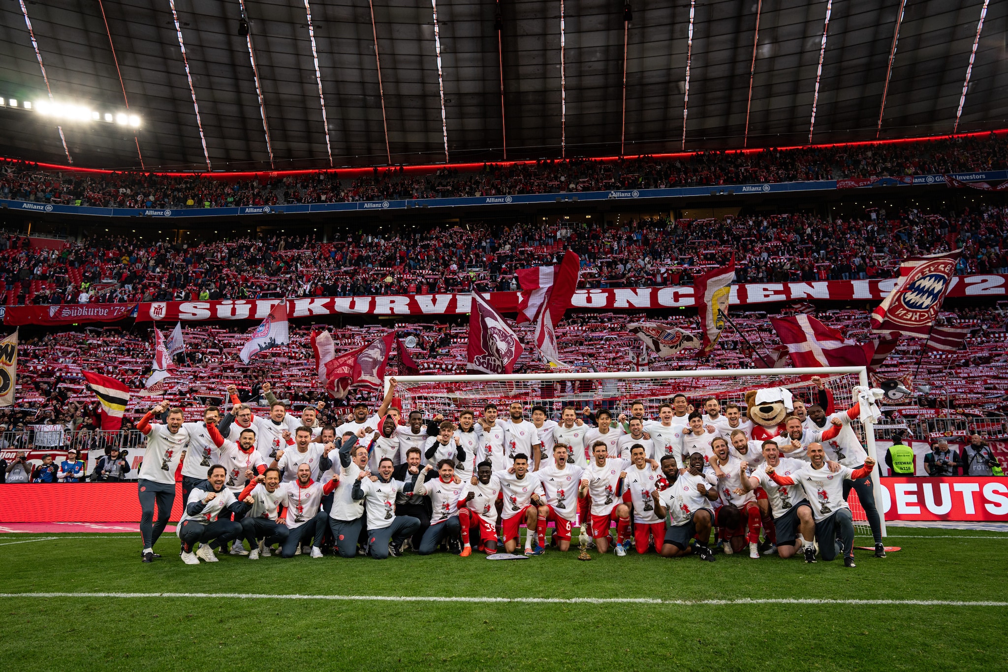 Michael Olise non era presente nella foto di gruppo con cui il Bayern ha celebrato il titolo della Bundesliga 2025–2026.