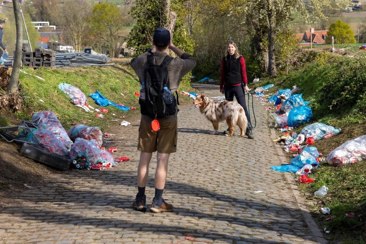 La desolante immagine di come è stato ridotto il Kwaremont per opera dei vandali
