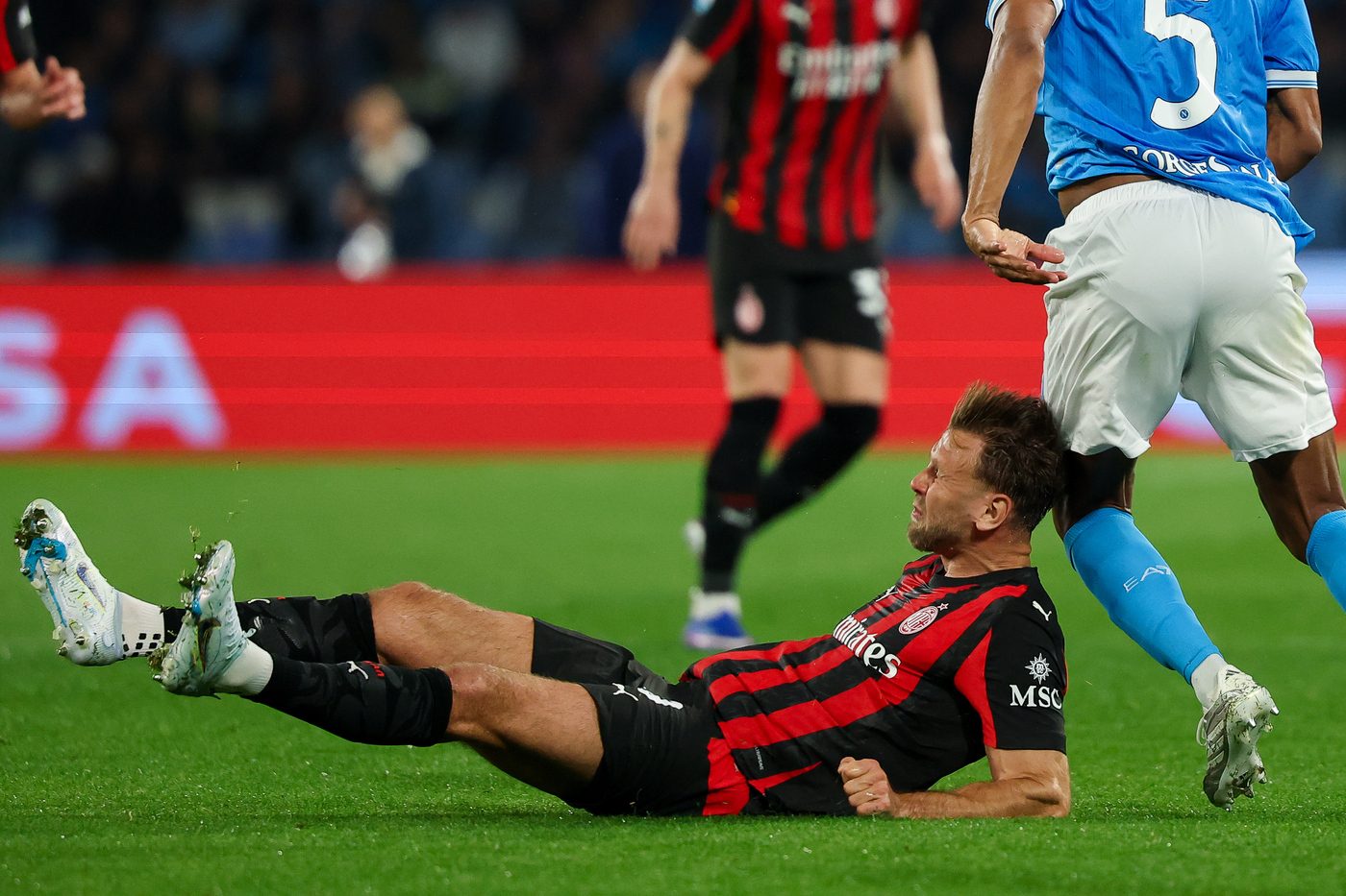 Fullkrug a terra contro il Napoli: è uno dei simboli del fallimento del reparto offensivo del Milan