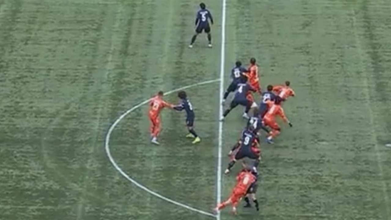 Applicata per la prima volta la regola di Wenger per il fuorigioco: in questa foto è tutto buono