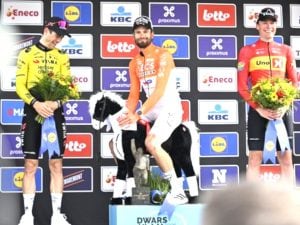 Ganna si prende la Dwars door Vlaanderen nel modo più bello: imperiosa rimonta su Wout van Aert