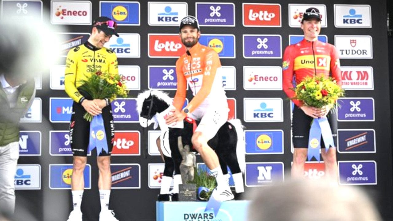 Ganna si prende la Dwars door Vlaanderen nel modo più bello: imperiosa rimonta su Wout van Aert