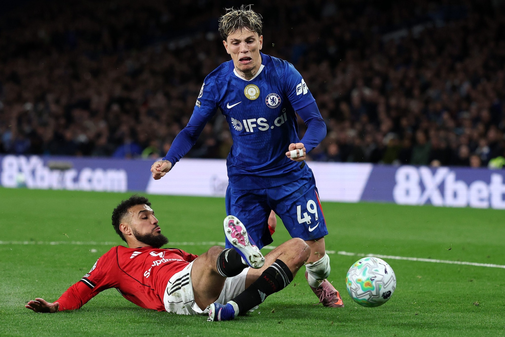 Alejandro Garnacho contrastato da Noussair Mazraoui durante Chelsea–Manchester United