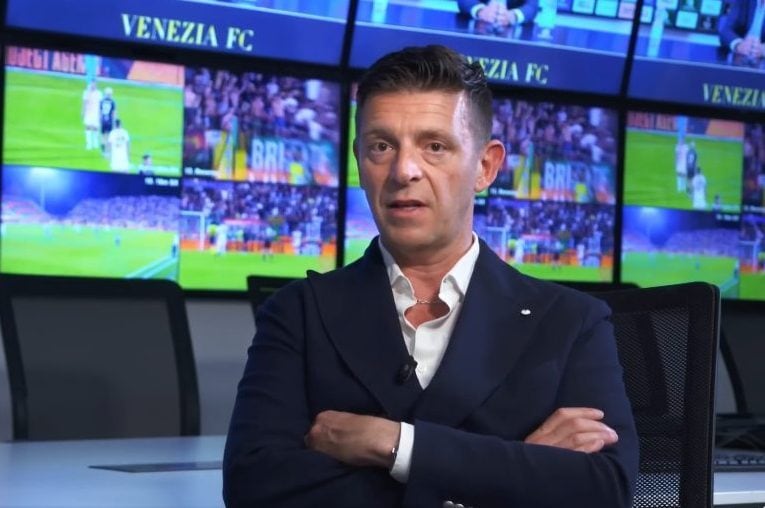 Gianluca Rocchi nella sala VAR di Lissone