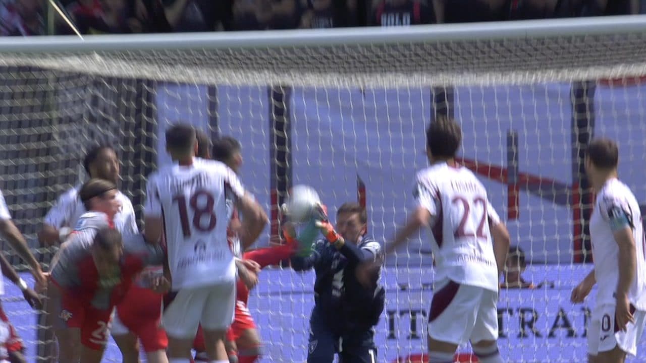 Gol annullato a Baschirotto in Cremonese-Torino con il VAR: l'arbitro Fabbri ha applicato la regola 12